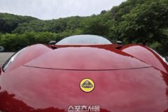 계획대로 되지 않는 아찔한 매력, 내연기관의 화려한 피날레 ‘에미라’ [원성윤의 가요타요]