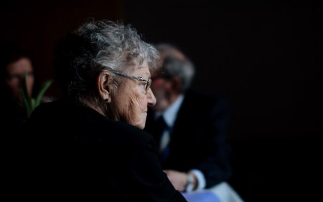 “동창회도 친척 모임도 아니다..” 70살 이후 가면 가장 위험한 곳 1위