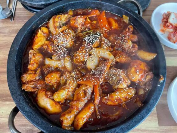 큼직한 닭에 매콤한 양념이 가득! 잊지 못할 맛의 닭볶음탕 맛집 5