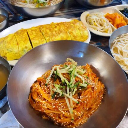 새콤달콤매콤 한 젓가락에 행복이 딸려오는 전국 비빔국수 맛집 5