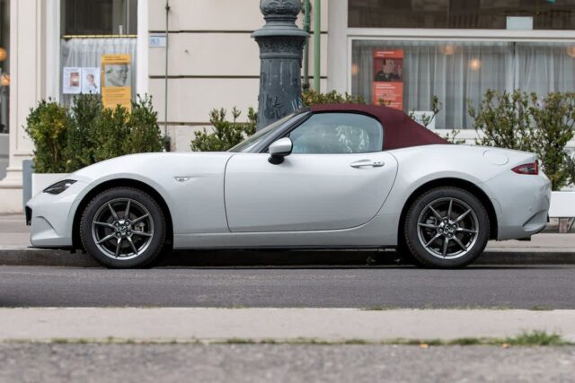 “운전 본능 깨운다” 마쓰다 MX-5, 가성비 스포츠카의 정답