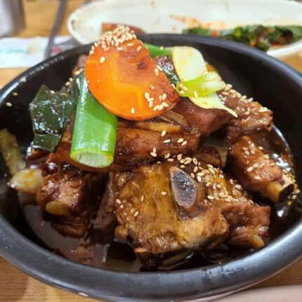 뼈가 쏙 빠지게 부드러운! 단짠단짠 돼지갈비찜 맛집 5