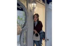 손나은, 문틈 사이로 완성한 영화 같은 순간…감성 가득 근황 공개