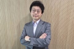 ‘딸칵’ 한번에 생기는 불투명 유리…”형광등보다 전기 덜 먹는다”