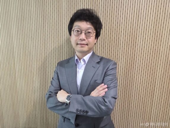 ‘딸칵’ 한번에 생기는 불투명 유리…”형광등보다 전기 덜 먹는다”