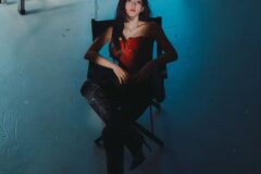 김유정, 강렬한 레드와 블랙의 조화…압도적 카리스마
