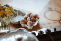 “계란은 절대 문쪽에 두지 마세요” 두 배 오래 신선하게 보관하는 법