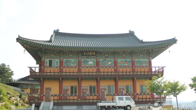 “이렇게 고요한 곳이 또 있을까요?”… 충북 제천의 300년 된 복천사 명소
