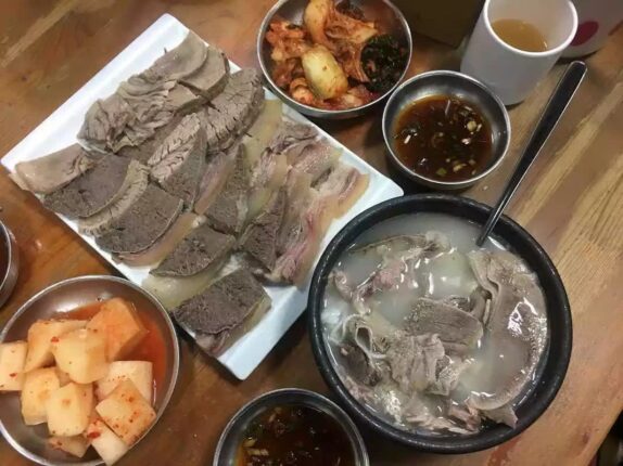 국물에 담긴 깊은 내공! 서울의 노포 설렁탕 맛집 5