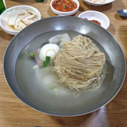‘웨이팅 2시간’ 줄 서서라도 꼭 먹어야 하는 서울 평양냉면 맛집 5
