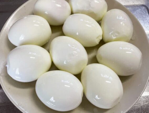 계란 삶기 전 “이것” 꼭 하세요 껍질 1초만에 벗겨지는 주부9단 노하우 입니다.