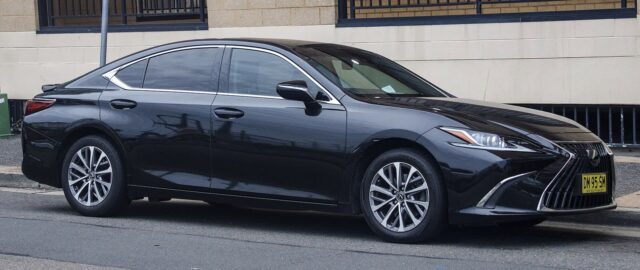 “E클래스 대신 골랐다” 렉서스 ES 300h, 17.2km/L 정숙성