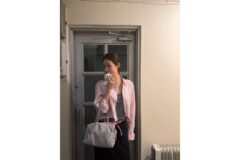 차정원, 핑크 셔츠 하나로 완성한 감각적인 데일리룩