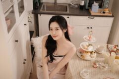 유라, 핑크빛 무드로 완성한 러블리 홈카페 감성