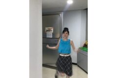 카리나, 청량한 블루 톱으로 완성한 여름 감성