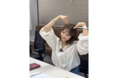 영란, 청순한 화이트 블라우스로 완성한 데일리룩