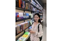 “화보 아닌가요?” 최준희, 독서 공간에서 완성한 러블리 무드