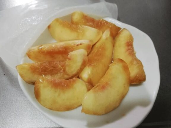 복숭아를 썰어서 “이곳”에 담궈보세요 처음 맛보는 밥도둑 반찬이 됩니다.