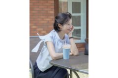 임현주, 햇살 가득한 카페 테라스에서 포착된 청순한 미소… 일상도 화보 같은 분위기