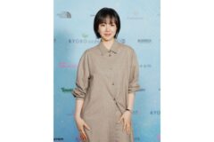 임수정, 시간이 흘러도 변함없는 동안 미모로 레드카펫을 환하게 밝히다