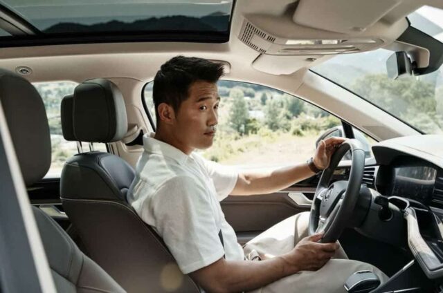 타는 차도 남달랐다 ”개는 훌륭하다 강형욱이” 수입해 탄다는 SUV