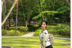 조현, 초록빛 자연 속 더욱 빛난 청초한 비주얼…마치 동화 속 한 장면 같은 분위기