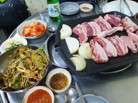 ‘젠슨 황’처럼 삼쏘 즐겨볼까? 단골 많은 서울 노포 삼겹살 맛집 5