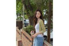 유나, 햇살 아래 더욱 빛난 청초한 미모…꾸안꾸 패션의 정석을 보여준 근황 사진유나, 카