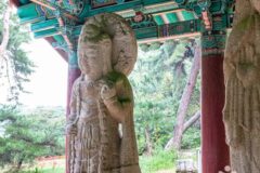 “고요한 역사의 숨결이 느껴진다니!”… 높이 2.4m 경주 석조여래삼존입상 명소