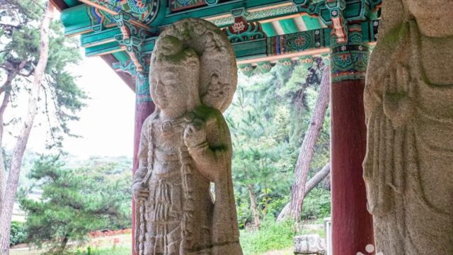 “고요한 역사의 숨결이 느껴진다니!”… 높이 2.4m 경주 석조여래삼존입상 명소