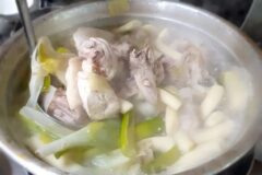 속을 뜨끈하게 달래줄 서울의 노포 닭한마리 맛집 5곳