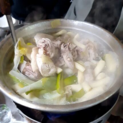 속을 뜨끈하게 달래줄 서울의 노포 닭한마리 맛집 5곳