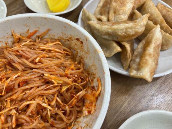 매콤·새콤·달콤 중독적인 맛을 자랑하는 전국 쫄면 맛집 5