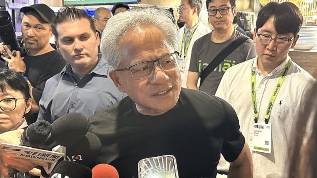 젠슨황 발자취에 5만명 접속… AI 테마주, 기회인가 함정인가