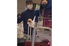 “욘사마 맞아?” 백발로 싱가포르 공항 뜬 배용준, 박신혜 가족과 뜻밖의 동행
