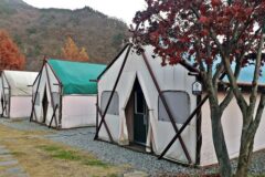 “이렇게 맑은 공기에서 캠핑을?”… 1박에 자연 그대로 즐기는 팔봉글램핑 명소