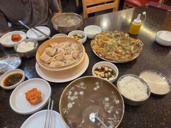 항상 손님이 붐비는, 여의도 진진만두 국회점 점심먹기