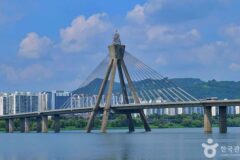 “88m 타워가 이렇게 가까이 있다니!”… 서울 올림픽대교 명소