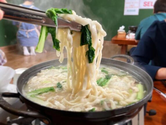 오픈 1시간 전에 가도 대기 20팀?! 손님 미어터지는 칼국수 맛집 5