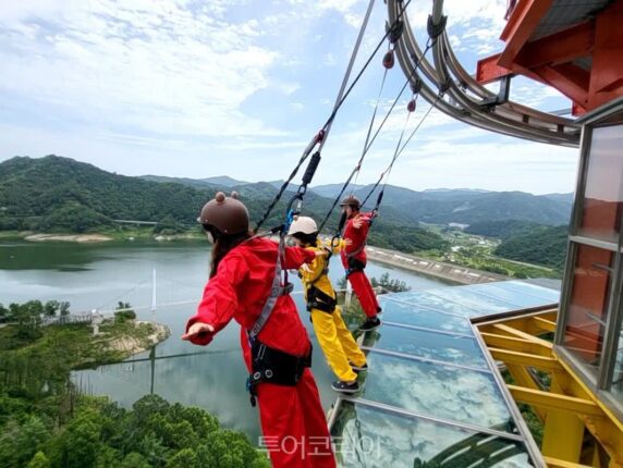 “여름 스트레스 싹 날린다” 김천 부항댐 짚와이어 타고 황악산 직지사 그늘 아래로