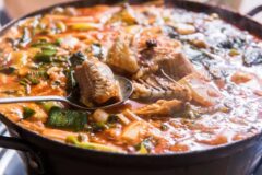 ‘주말마다 웨이팅’…매운탕 마니아들이 찾는 메기매운탕 성지 5곳
