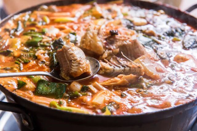 ‘주말마다 웨이팅’…매운탕 마니아들이 찾는 메기매운탕 성지 5곳