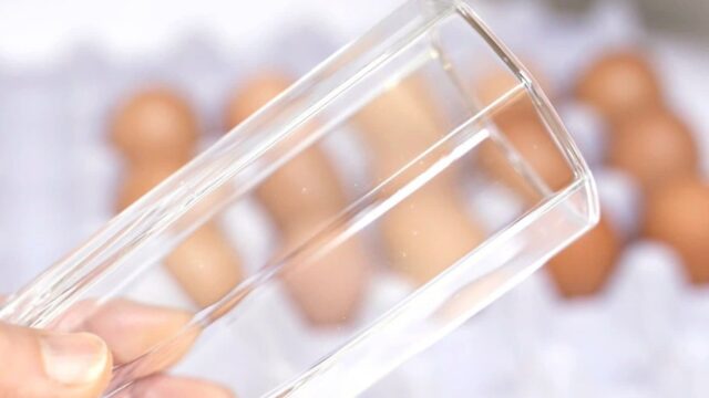 삶은 계란 껍질 까기 어렵다면 ‘여기’에 넣고 흔들어 보세요!