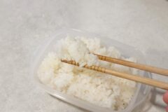 딱딱한 냉동밥 ‘이것’ 넣고 해동하니 갓 지은 밥 처럼 촉촉~