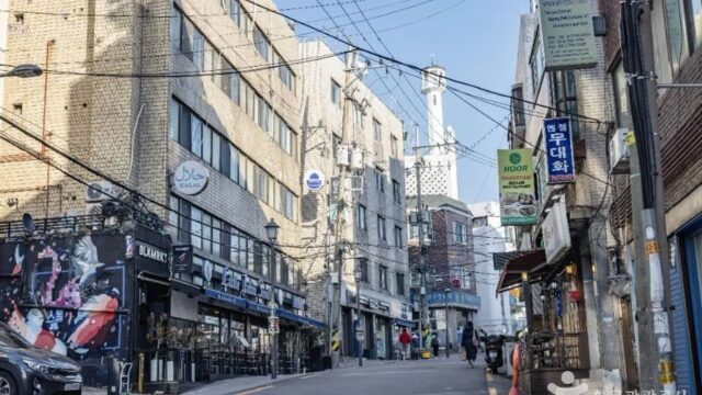 “1.5km 걸으며 이런 문화 다양성을?”… 외국어와 한국어가 공존하는 이태원 우사단길 명소