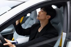 참교육으로 세계 인기 1위 찍은 김무열 “자동차 취향도 남다른” 상남자 이미지와 딱 맞는 차