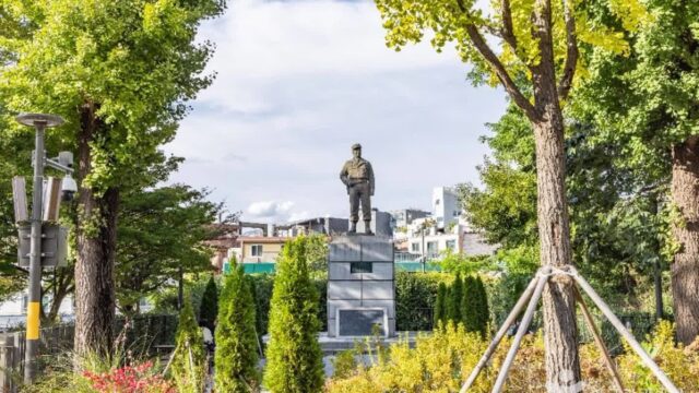 “10미터 높이라고?”… 존비코올터장군상의 위엄 속 산책 명소