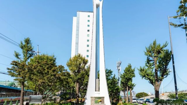 “높이 15미터 탑이 이렇게 경외감을 주다니”… 도심 속의 반공순국용사 위령탑 명소