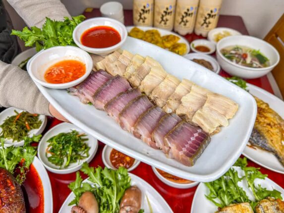 술꾼들이 환장하는 묵은지·수육·홍어의 완벽 조합! 서울 홍어삼합 맛집 5곳