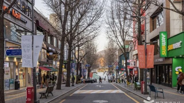“거리 1km가 전부 매력 넘친다니?”… 다양한 색감의 사진 명소, 서울 이대거리 여행지